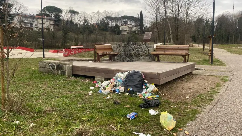 L’atto vandalico e i rifiuti abbandonati nell’area riqualificata del parco della Valletta del Corno