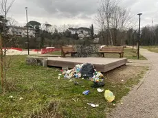 L’atto vandalico e i rifiuti abbandonati nell’area riqualificata del parco della Valletta del Corno