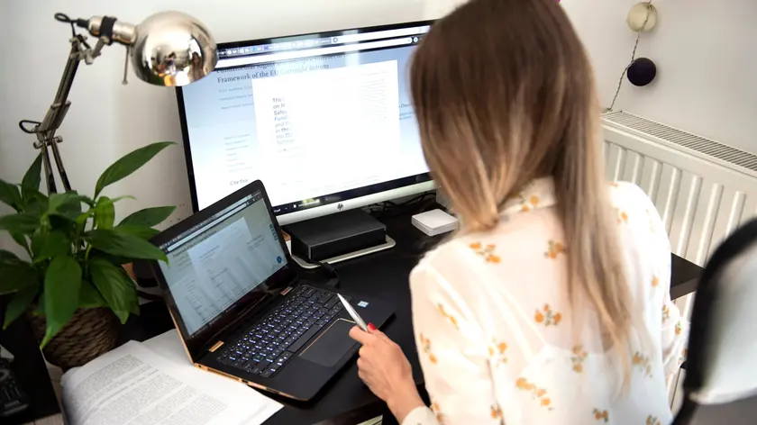 Una lavoratrice al computer