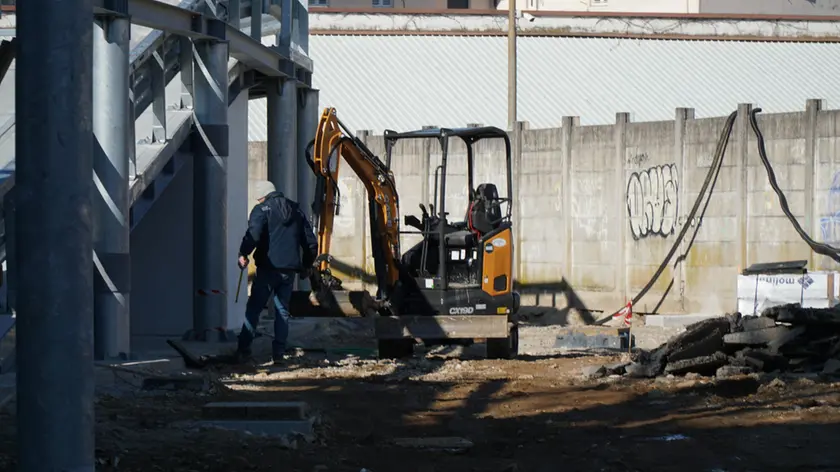 Lavori in corso in via Manzoni per ultimare la realizzazione del primo parcheggio a due piani realizzato a Gorizia (Foto Roberto Marega)