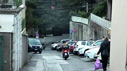 Via di Romagna e l’asfalto assediato dalle buche Foto Lasorte