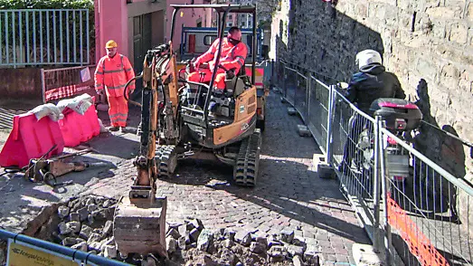 In via Romagna c’è chi passa nonosante i lavori. Foto Lasorte