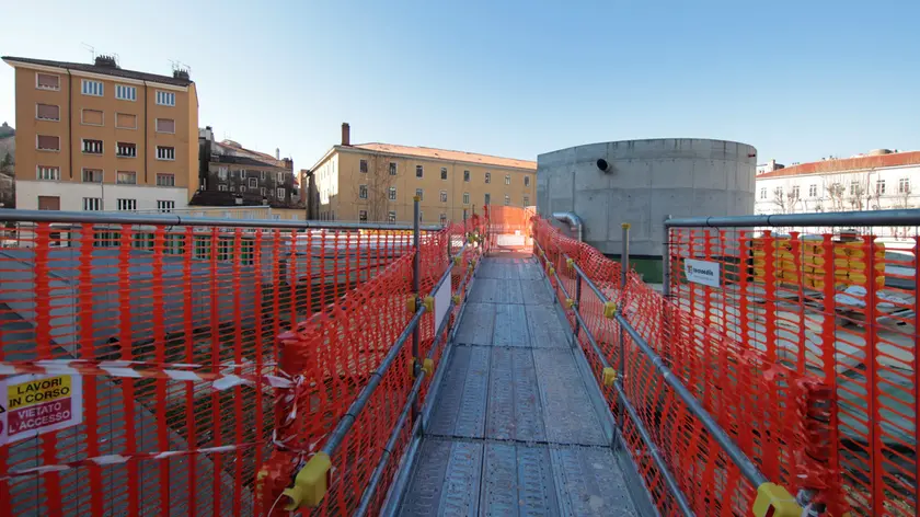 I ponteggi nel cantiere all’ex Polstrada di Roiano