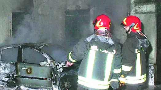 Pompieri spengono un veicolo in fiamme in un’immagine di archivio