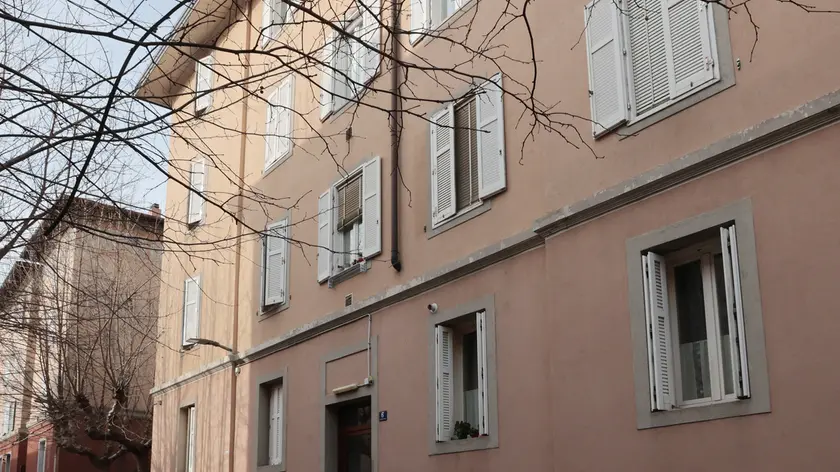 La casa Ater di via Meucci 6 dove è stata sequestrata la droga. Foto Lasorte