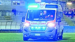 L’ambulanza sul campo del San Giovanni a Trieste. Foto Silvano