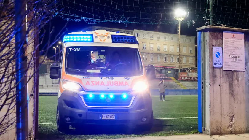 I soccorsi dopo l'incidente al campo da calcio di San Giovanni, Trieste. Foto Silvano