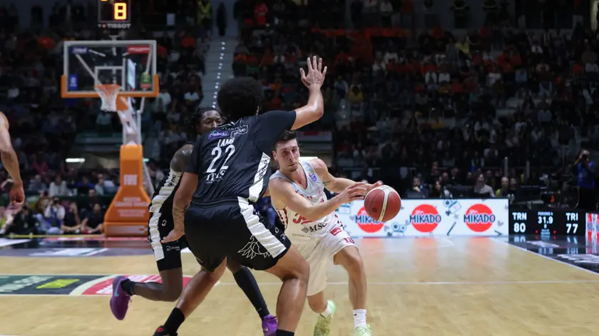 Michele Ruzzier in azione nella semifinale di Coppa Italia contro Trento foto Lasorte