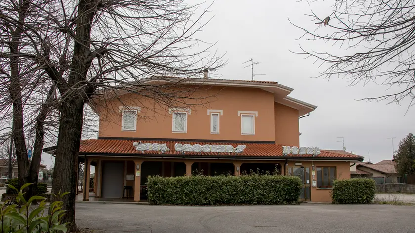 L’ex albergo Alla Crociera destinato a trasformarsi da maggio in un centro per minori stranieri Foto Bonaventura