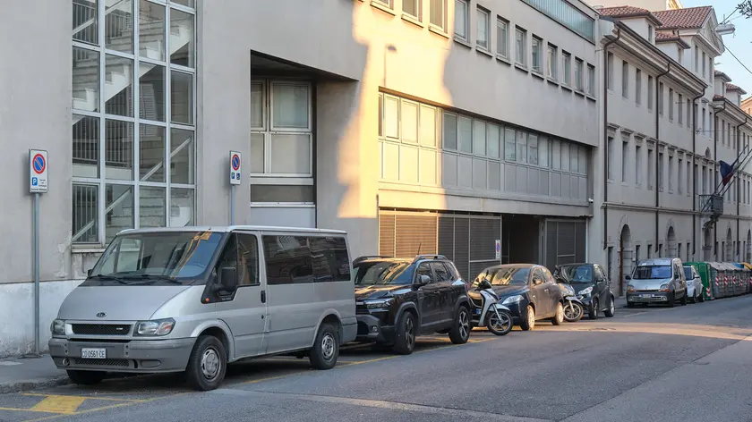 La sede di “Spazio 11”, una sala d’aspetto solidale in via Udine per persone migranti foto Silvano