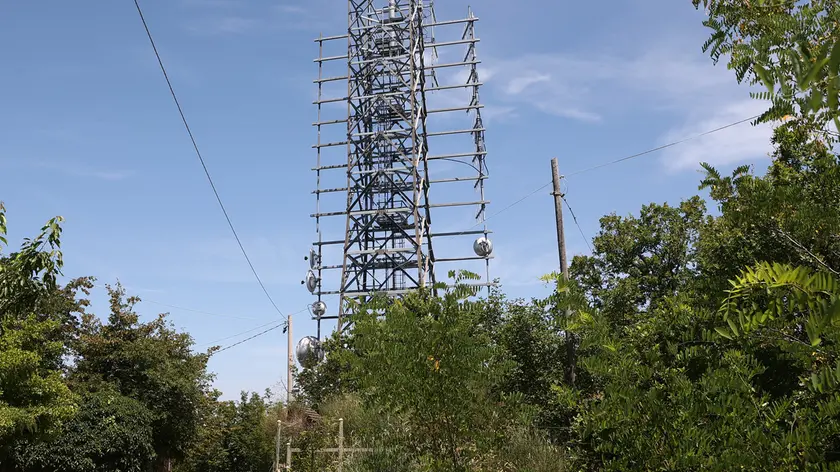 L’antenna nel sito archeologico di Muggia foto Lasorte