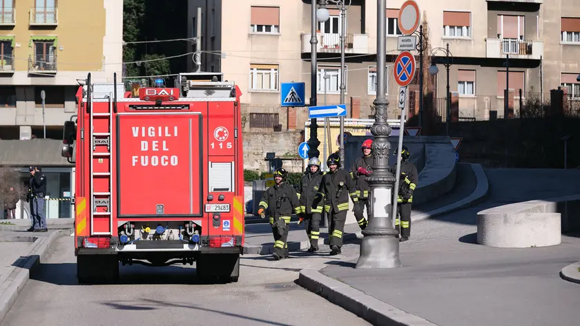 La Polizia di Stato e i Vigili del Fuoco predispongono il cordone di sicurezza