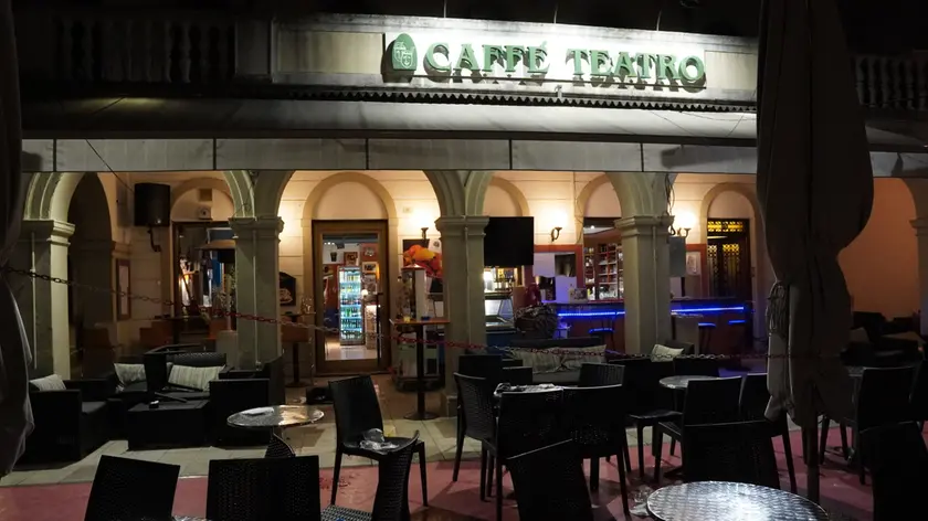 L’esterno del Caffè Teatro di Gradisca subito dopo l’aggressione avvenuta domenica sera foto Marega