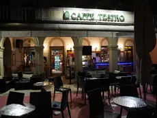 L’esterno del Caffè Teatro di Gradisca subito dopo l’aggressione avvenuta domenica sera foto Marega