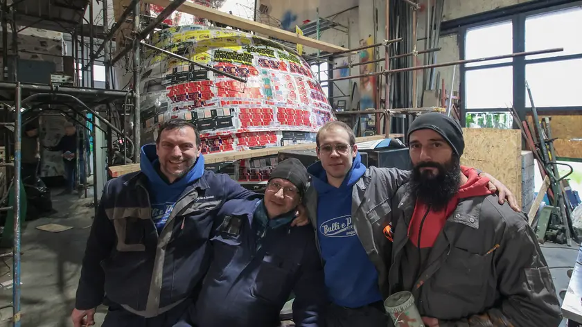 Una pausa per i volontari della compagnia Bulli e Pupe nel capannone di Muggia Foto Andrea Lasorte