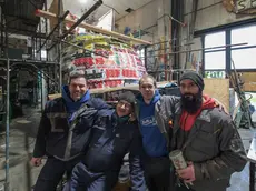 Una pausa per i volontari della compagnia Bulli e Pupe nel capannone di Muggia Foto Andrea Lasorte