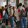 Un gruppo di ragazzi di fronte al liceo Dante-Carducci di via Giustiniano