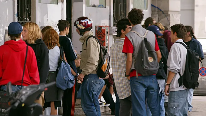 Un gruppo di ragazzi di fronte al liceo Dante-Carducci di via Giustiniano