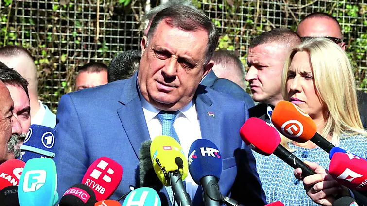 Milorad Dodik, presidente della Republika Srpska, mentre rilascia una dichiarazione alla stampa