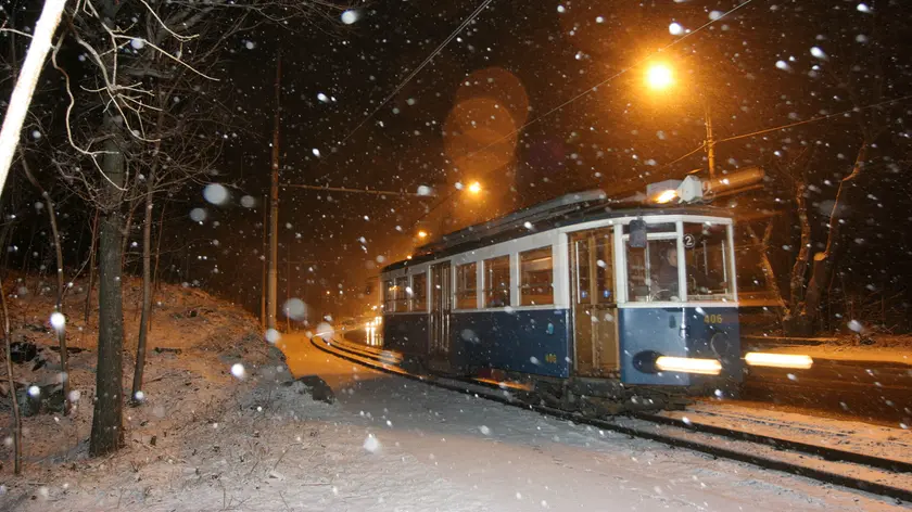 Il tram sotto la neve in una foto di qualche anno fa