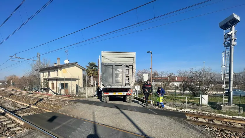 Il camion che ha creato problemi al passaggio a livello a San Giorgio