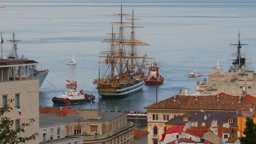 La Vespucci a Trieste in uno scatto d’archivio di Andrea Lasorte