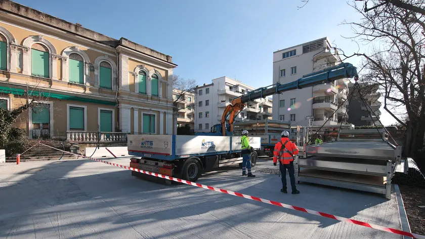 La consegna dei prefabbricati destinati alle scuole in Villa Haggincosta (Foto Lasorte)