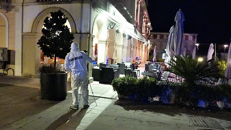 I rilievi dei carabinieri all’esterno del Caffè Teatro di Gradisca d’Isonzo Foto Marega