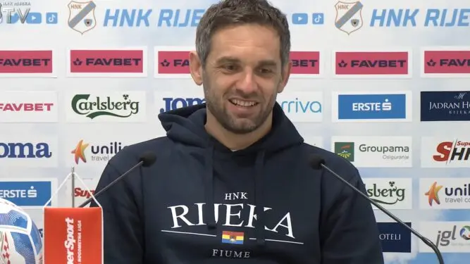 Il coach del rijeka Radomir Đalović presenta la nuova tuta del team
