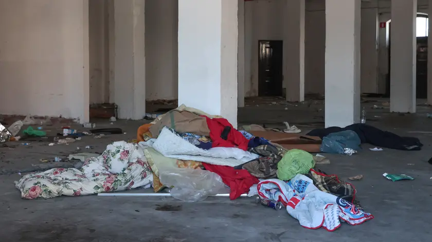 Gli interni del magazzino di Porto Vecchio dove dormivano i migranti Foto Lasorte