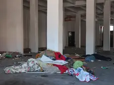 Gli interni del magazzino di Porto Vecchio dove dormivano i migranti Foto Lasorte