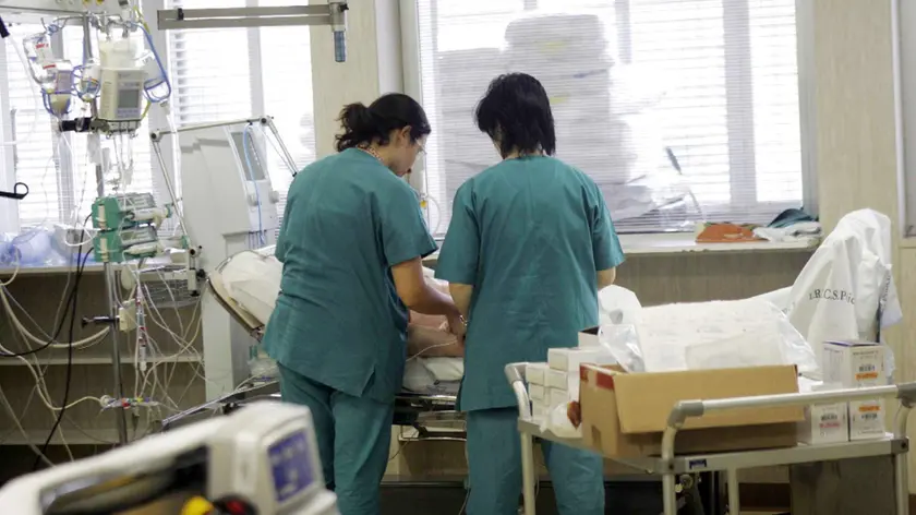 Infermiere al lavoro in una foto d’archivio