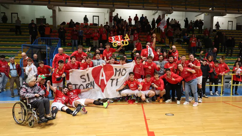 La festa per la promozione della Pallamano Trieste (foto Caberlotto)