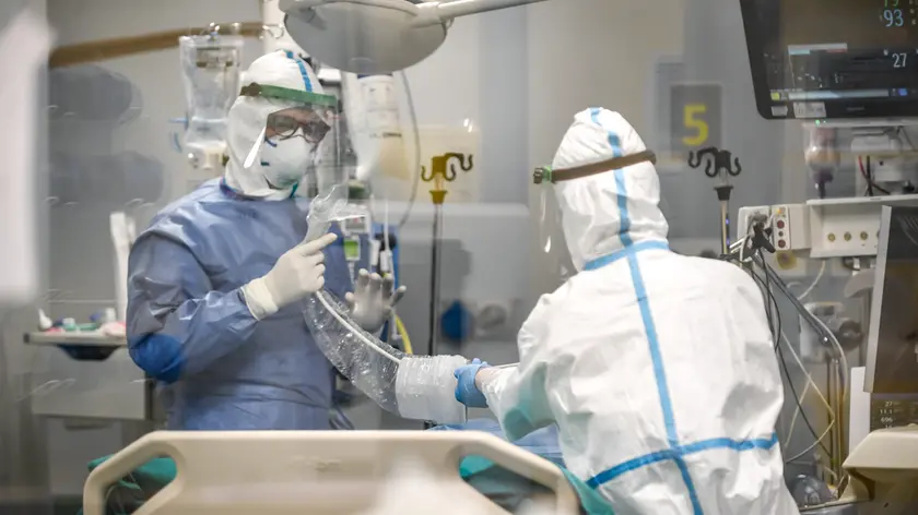 Medici in ospedale durante l'emergenza coronavirus