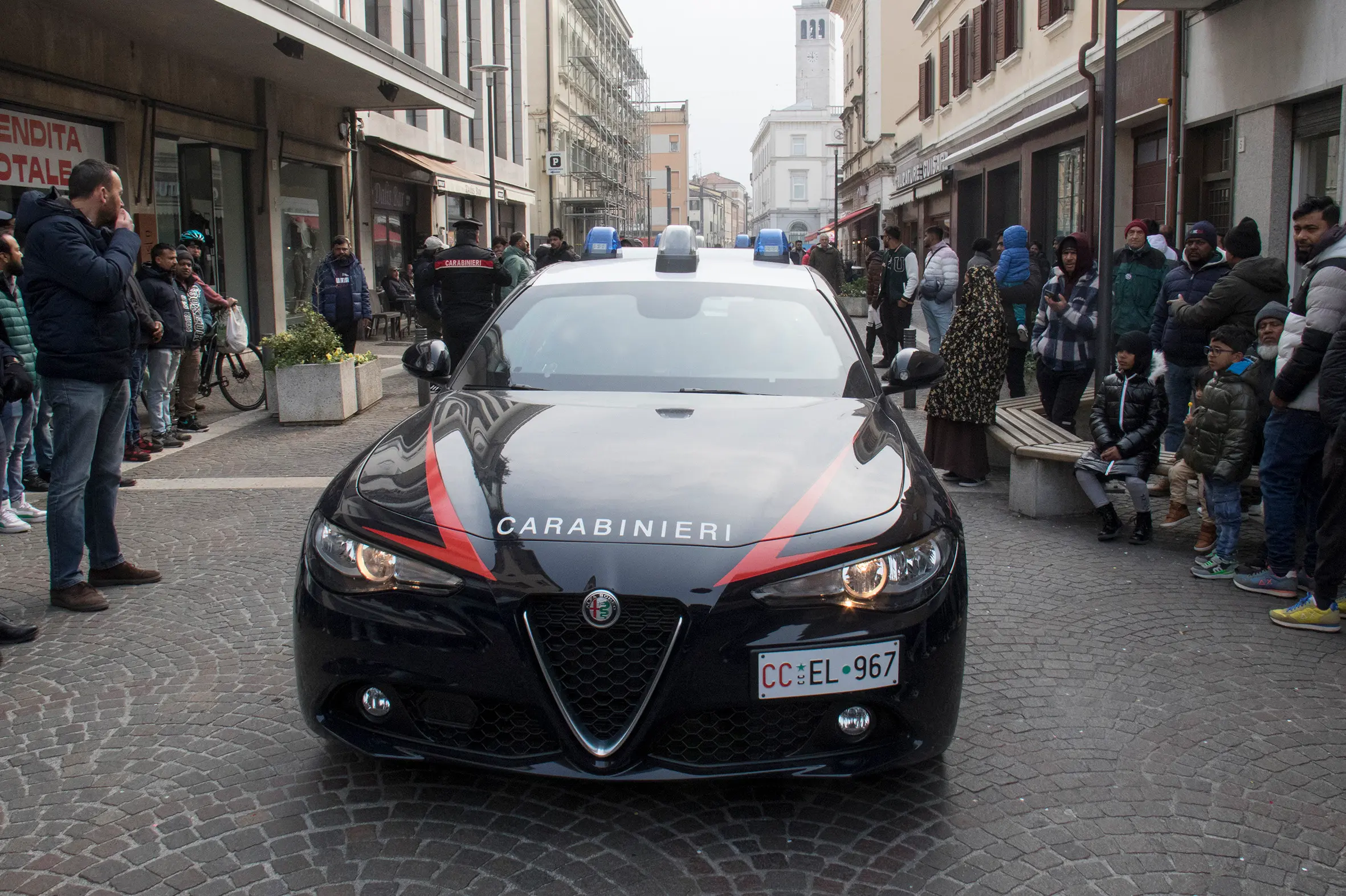 L'intervento dei carabinieri in piazza Cavour (Bonaventura)