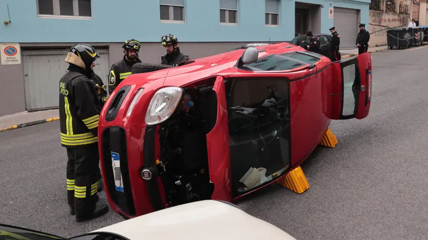 L'auto cappottata in via Commerciale (Lasorte)