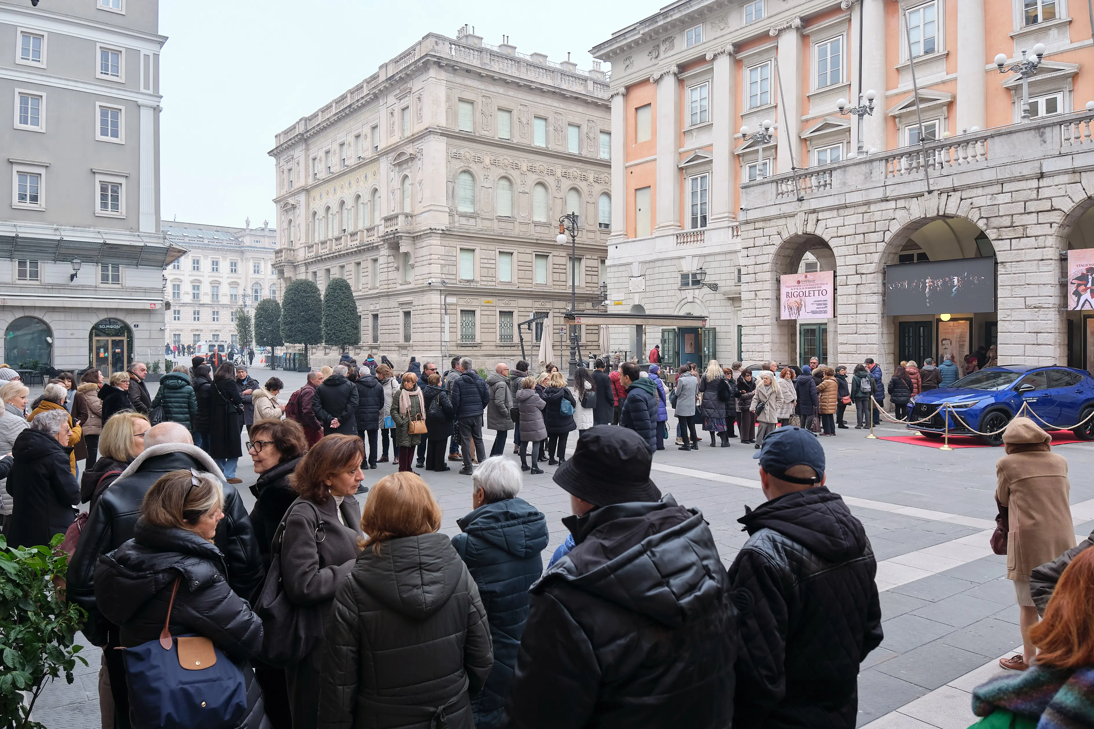 La fila di persone all’esterno del teatro Verdi attendono il loro turno per entrare (Silvano)