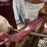 Prosciutto istriano: un “violino” che viene affettato in una foto d’archivio