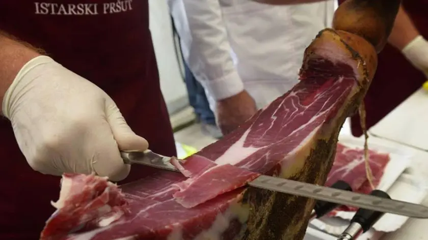 Prosciutto istriano: un “violino” che viene affettato in una foto d’archivio