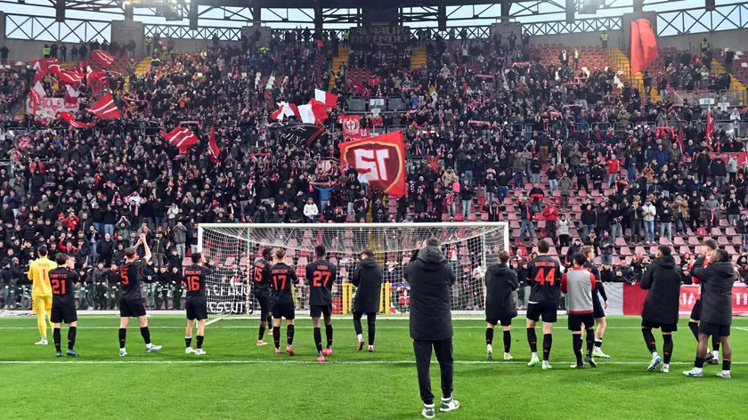 La squadra saluta la curva Furlan al termine della partita vittoriosa sull’Alcione (Bruni)