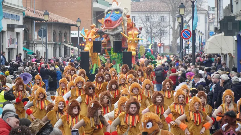 Un fiume di persone in maschera (e non) al Carnevale goriziano. Foto Marega