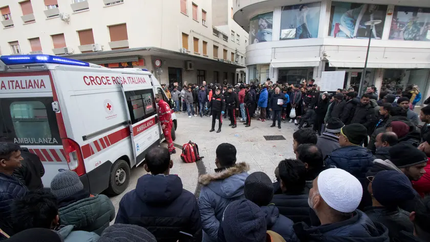 L'intervento di operatori sanitari e forze dell’ordine subito dopo il grave episodio di violenza Foto Bonaventura