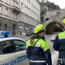 La galleria con la polizia locale. Foto di Massimo Silvano