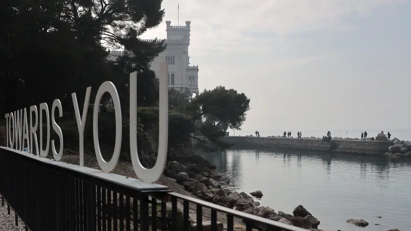 Una suggestiva immagine del castello di Miramare, sullo sfondo i visitatori (foto Andrea Lasorte)