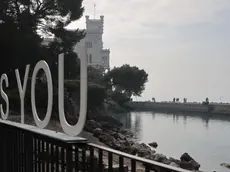 Una suggestiva immagine del castello di Miramare, sullo sfondo i visitatori (foto Andrea Lasorte)