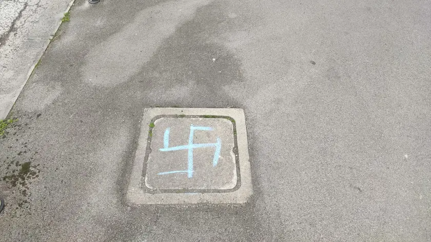 La svastica in via Fabio Severo