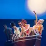 Un’immagine del musical “Sapore di mare” diretto da Maurizio Colombi con Paolo Ruffini e Fatima Trotta