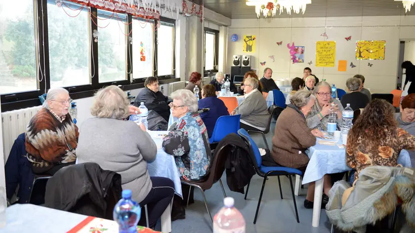 Foto d’archivio di un pranzo sociale per anziani in Microarea