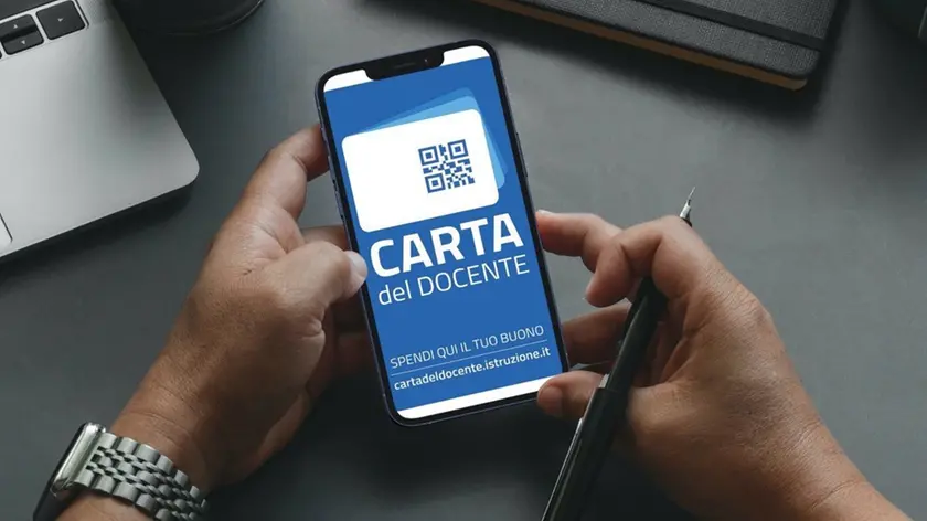 Uno smartphone usato per accedere alla carta