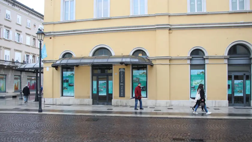 L’esterno del “Caffè Teatro” oggi ancora chiuso Fotoservizio Bumbaca